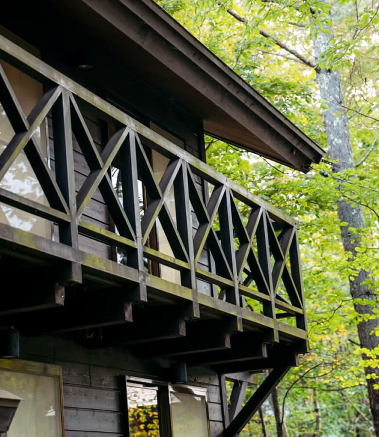 信州の四季を、木の温もりとともに堪能する